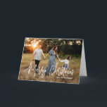 Tarjeta Festiva Navidades modernos de la fotografía con escritura<br><div class="desc">Tarjeta de Navidades de fotografía moderna con un diseño sencillo y mínimo con el saludo "Feliz Navidad" en un elegante guión blanco junto con el nombre de tu familia. El interior tiene un collage de fotos compuesto por seis imágenes cuadradas.</div>