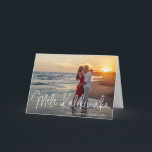 Tarjeta Festiva Navidades modernos de Mele Kalikimaka Beach<br><div class="desc">Envíe vítores de vacaciones con esta moderna tarjeta de Navidades plegados que presenta un diseño simple con el saludo hawaiano "Mele Kalikimaka" en un elegante y delgado guión blanco, junto con sus nombres y año sobre su foto favorita. Añade tu mensaje personal al interior o borra el texto si quieres...</div>