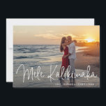 Tarjeta Festiva Navidades modernos de Mele Kalikimaka Beach<br><div class="desc">Envíe vítores de vacaciones con esta moderna tarjeta de Navidades plana que presenta un diseño simple con el saludo hawaiano "Mele Kalikimaka" en un elegante y delgado guión blanco,  junto con sus nombres y año sobre su foto favorita. La parte trasera tiene un patrón abstracto de oro y blanco.</div>