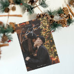 Tarjeta Festiva Navidades modernos de moda | Foto Romántica Pareja<br><div class="desc">Comparta la magia de la temporada con sus seres queridos usando esta tarjeta de Navidades moderna y de moda que incluye una foto romántica de una pareja. Perfecto para saludos de vacaciones,  este elegante diseño combina la alegría festiva con el encanto sentimental ❤️</div>