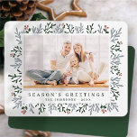 Tarjeta Festiva Navidades modernos Foliage y Berries Botánico<br><div class="desc">El diseño se compone de un diseño sencillo con una tipografía sans serif moderna. Añade una foto,  mensaje,  apellido y año de personalizado.</div>