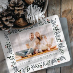 Tarjeta Festiva Navidades modernos Foliage y Berries Botánico<br><div class="desc">El diseño se compone de un diseño sencillo con una tipografía sans serif moderna. Añade una foto,  mensaje,  apellido y año de personalizado.</div>