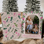 Tarjeta Festiva Navidades modernos Rubor Arco de verde rosado 1 Fo<br><div class="desc">Esta colección cuenta con flores color agua rosa brillante,  bayas y vegetación de invierno con tipografía moderna y elegante,  con un patrón botánico de invierno.</div>
