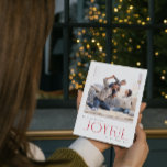 Tarjeta Festiva Navidades modernos y alegres de fotografía de la f<br><div class="desc">Bienvenidos a las vacaciones de este año con una tarjeta de vacaciones de Navidades de fotos familiares rojas moderadas y alegres que captura ese momento perfecto de alegría con una familia unida. Esta tarjeta de rayas de caña de caramelo rojo y blanco de moda es la encarnación perfecta del estilo...</div>