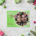 Tarjeta Festiva Navidades modernos y brillantes iluminan el verde<br><div class="desc">¡Comparte la alegría de las vacaciones con esta tarjeta festiva! Es la manera perfecta de enviar cálidos deseos a amigos y familiares. Con un fondo verde cal festivo con copos de nieve, un deslumbrante marco fotográfico de coloridas luces Navidades y un atrevido encabezado Merry & Bright, esta tarjeta capta el...</div>