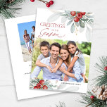 Tarjeta Festiva Navidades modernos y elegantes. Foto verde<br><div class="desc">Esta moderna tarjeta de Navidades cuenta con elegantes bayas y zonas verdes de invierno y ofrece espacio para 2 fotografías. El diseño se acentúa con un moderno texto de estilo manuscrito. El sofisticado saludo dice "Saludos de la temporada".</div>