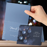Tarjeta Festiva Navidades Ornamentos azules pequeños plegados<br><div class="desc">Una pequeña tarjeta de felicitación doblada de 4, 5 x 5, 6" incluye un hermoso árbol de Navidad azul y adornos en la parte delantera y tu saludo personalizado en el interior.</div>