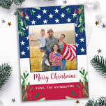 Tarjeta Festiva Navidades patrióticos Foto de bandera estadouniden<br><div class="desc">Envía saludos navideños de Feliz a amigos y familia con esta tarjeta única de Navidades de la bandera estadounidense - Estados Unidos diseño de la bandera estadounidense moderno de azul rojo con bayas y azulejos. Personaliza tu foto favorita y tu apellido. Esta tarjeta de Navidades patrióticos es perfecta para familias...</div>