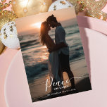 Tarjeta Festiva Navidades Paz en la Tierra Sunset Beach Photo<br><div class="desc">Envíe sus deseos de vacaciones con una tarjeta de Navidades fotográficos de playa "Peace on Earth". Este diseño sencillo y moderno es perfecto para los recién casados y para los amantes de la puesta de sol en la playa. Con escritura minimalista, la tarjeta captura un ambiente rústico y pacífico. Ideal...</div>