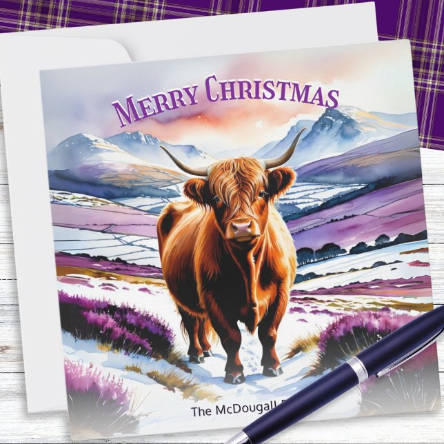 Tarjeta Festiva Navidades Personalizados De La Vaca En La Nieve (A Christmas card illustrated with a Highland cow in Scottish mountains with purple heather)