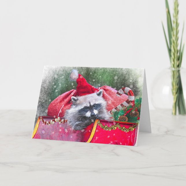 Tarjeta Festiva Navidades Raccoon descansando en Santa Sleigh (Anverso)