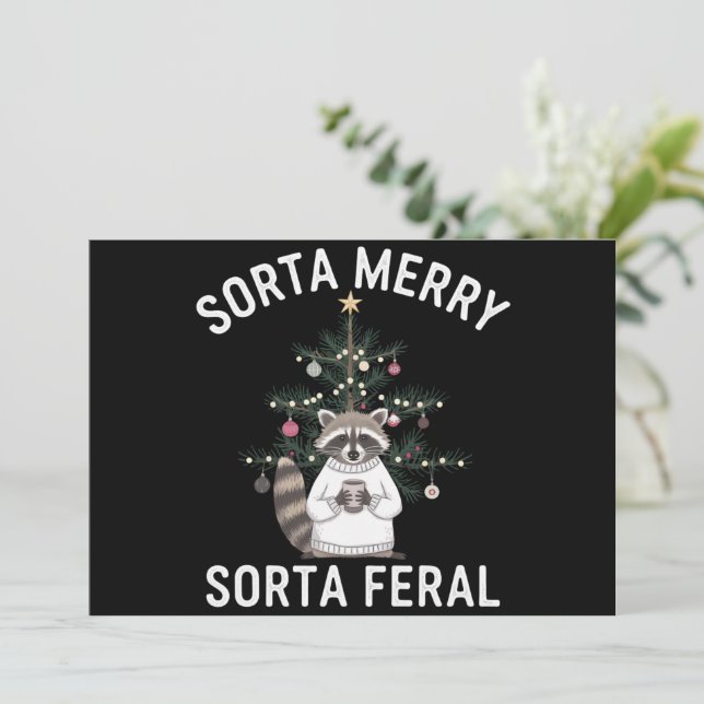 Tarjeta Festiva Navidades Raccoon Sorta Merry Sorta Feral Xmas (Anverso de pie)