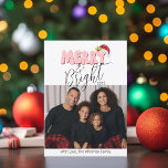 Tarjeta Festiva Navidades retro fotográfico de la familia Merry y<br><div class="desc">Este diseño festivo de Merry & Bright fue creado usando un divertido y moderno tipo de letra de guión y mi letra de bloque con letras a mano en un estilo retro de los años 80 en rosa pálido y rojo coronado con mi sombrero Santa pintado a mano con bayas...</div>