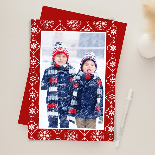 Tarjeta Festiva Navidades Rojo Copos de Nieve Una Foto (Simple red snowflake pattern holiday photo card. )