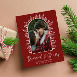 Tarjeta Festiva Navidades rojos de fotos de parejas casadas y merr<br><div class="desc">Elegante tarjeta de vacaciones de Navidades rojos casados y con foto de moras</div>