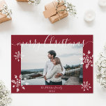 Tarjeta Festiva Navidades rojos modernos guion copos de nieve foto<br><div class="desc">Moderna y simple escritura navideña copos de nieve foto en rojo editable</div>