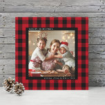 Tarjeta Festiva Navidades rojos y negros colocados en la plaza de<br><div class="desc">Navidades | Tarjeta cuadrada fotográfica de vacaciones en un patrón de manto de búfalo rojo y negro.</div>