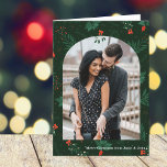 Tarjeta Festiva Navidades románticos arcos foto Mistletoe doblado<br><div class="desc">Los navidades se besan y los deseos de vacaciones abundan con esta tarjeta plegada de patrón mistletoe festivo y romántico. Llena el arco moderno con tu foto favorita de pareja y añade tu mensaje de Navidad personalizado en blanco sobre el fondo verde botánico.</div>