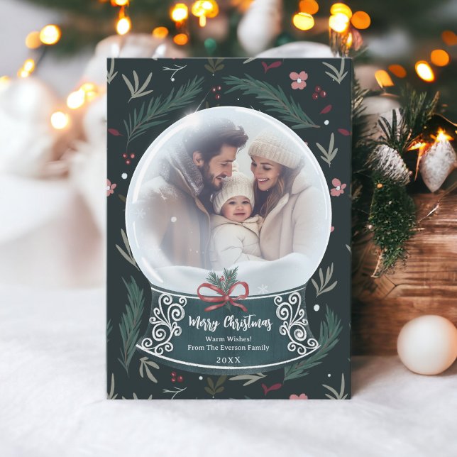 Tarjeta Festiva Navidades rusos nevan globo florido foto familiar (Rustic Christmas snow globe floral family photo Holiday Card on green)