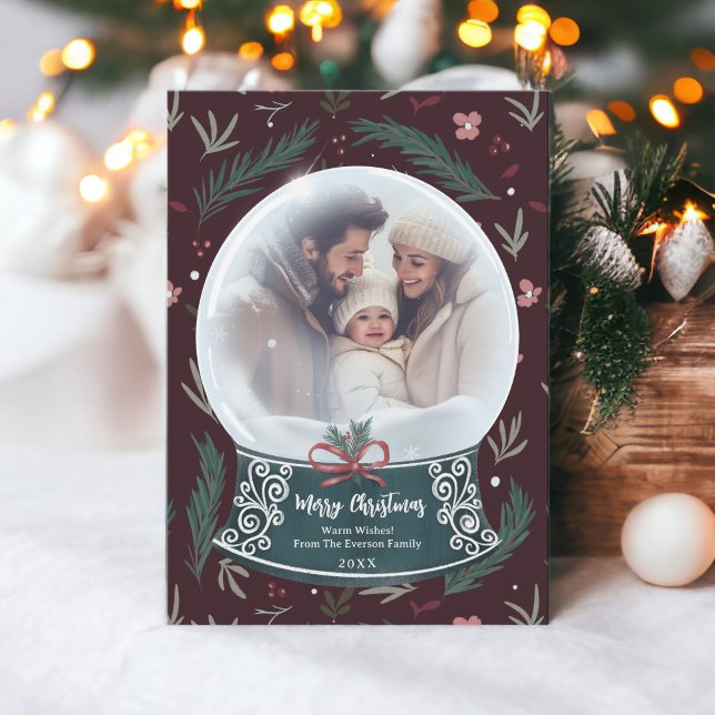 Tarjeta Festiva Navidades rusos nevan globo florido foto familiar (Rustic Christmas snow globe floral family photo Holiday Card on red)