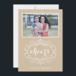 Tarjeta Festiva Navidades rústicos de papel de vigilia foto plana<br><div class="desc">Cheers artesanales lucen papel rústico vintage Navidad festividad tarjeta de foto plana con tu foto en un marco punteado, la palabra "Cheers" en una letra de guión y un marco de elementos ornamentales vintage en papel beige que parece papel artesanal. Hay que destacar que todo está impreso en papel y...</div>