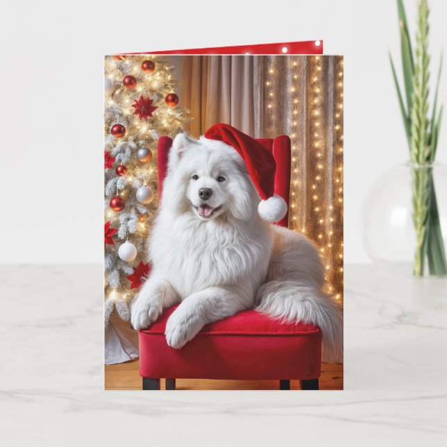 Tarjeta Festiva Navidades Samoyed Dog en una silla roja (Anverso)