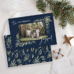 Tarjeta Festiva Navidades simples con fotos botánicas elegantes de<br><div class="desc">Fotografía botánica elegante de color azul marino natural,  diseño de tarjeta de Navidades de guiones alegres y simples.</div>