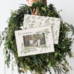 Tarjeta Festiva Navidades simples con fotos botánicas elegantes y<br><div class="desc">Foto botánica natural elegante diseño de tarjeta de Navidades de guiones alegres y simples.</div>