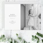 Tarjeta Festiva Navidades simples mínimos | Foto en blanco y negro<br><div class="desc">Elegante tarjeta de vacaciones fotográficas minimalistas con la tipografía clásica "Happy Holidays" en negro sobre un simple fondo blanco minimalista y un suave color gris de dove en el reverso. La foto, el saludo de vacaciones y el nombre se pueden personalizar fácilmente para un toque personal. Un diseño de navidades...</div>