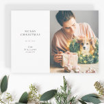 Tarjeta Festiva Navidades simples y elegantes | Foto minimal moder<br><div class="desc">Elegante tarjeta fotográfica mínima de vacaciones con la tipografía clásica "Feliz Navidad" en negro sobre un simple fondo blanco minimalista y un suave color gris paloma al revés. La foto, el saludo de vacaciones y el nombre se pueden personalizar fácilmente para un toque personal. Un diseño de navidades sencillo, minimalista...</div>