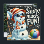 Tarjeta Festiva Navidades Snowman Nieve muy divertido<br><div class="desc">Diseño acogedor y personalizado de vacaciones con la frase "Feliz Navidad de la familia Johnson" que puedes cambiar. ¡Traiga la diversión del verano a su decoración de vacaciones con este original adorno! Con un muñeco de nieve derritiéndose en el calor, rodeado de objetos clásicos de verano como una bola de...</div>