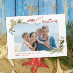 Tarjeta Festiva Navidades Tropical Beach Starfish Foto<br><div class="desc">Esta tarjeta de Navidades de playa tropical con temática costera presenta una plantilla de fotos enmarcada en 2 esquinas con estrellas de mar decoradas con hojas huecas,  bayas y brotes de pino,  con escritura moderna para el saludo.</div>