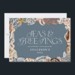 Tarjeta Festiva Navidades tropicales cálidos mares y saludos moder<br><div class="desc">Navidades tropicales cálidos mares y saludos moderno y elegante diseño de tarjetas de vacaciones. Elegante diseño azul y coralino de conchas marinas.</div>