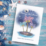 Tarjeta Festiva Navidades tropicales de palmeras de reno de Santa<br><div class="desc">La carta de los Navidades tropicales temáticos de la playa incluye una isla de "arena" brillante,  palmeras adornadas con luces de cuerda y Santa y renos que vuelan a través del mágico cielo nocturno,  iluminado por la luna y las estrellas. Obra de KL Stock.</div>