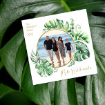 Tarjeta Festiva Navidades tropicales hawaianos Mele Kalikimaka<br><div class="desc">Desee a sus amigos y familia un mele kalikimaka este año,  con estas tarjetas de navidades de fotos tropicales. Con un moderno marco de hojas de vegetación tropical,  un círculo dorado,  una foto familiar,  personalizada con el nombre de su familia y el año.</div>