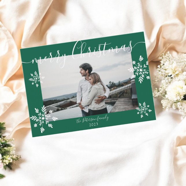 Tarjeta Festiva Navidades verdes modernos guion copos de nieve fot (Modern green Christmas script snowflakes photo Holiday Card)