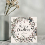 Tarjeta Festiva Navidades Wreath de flor silvestre moderna<br><div class="desc">Bienvenidos a las vacaciones, con un mínimo de vacaciones perfecto. Nuestra moderna tarjeta minimal de Navidades Wreath Script Foliage Wildflower es la manera perfecta de compartir con alegría festiva esta temporada. Se trata de una moderna estética mínima con tonos cálidos y terracenientes de colores tenues, con una preciosa corona de...</div>