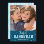 Tarjeta Festiva Navy Happy Hanukkah Photo Fun Typography Moderno<br><div class="desc">"Feliz Hanukkah". Una tipografía divertida, juguetona, caprichosa, hecha a mano junto con un patrón aleatorio de la estrella de David en azul polvoriento, todo sobre líneas dibujadas a mano azul marino a medianoche en un fondo azul verde azulado oscuro, junto con una foto de tu elección, te ayuda a iniciar...</div>