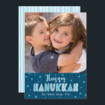 Tarjeta Festiva Navy Happy Hanukkah Photo Fun Typography Moderno<br><div class="desc">"Feliz Hanukkah". Una tipografía divertida, juguetona, caprichosa, hecha a mano junto con un patrón aleatorio de la estrella de David en azul polvoriento, todo sobre líneas dibujadas a mano azul marino a medianoche en un fondo azul verde azulado oscuro, junto con una foto de tu elección, te ayuda a iniciar...</div>