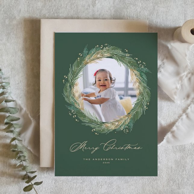Tarjeta Festiva Needles de pino dorado Wreath Green Navidades Foto (Faux Gold Foil Pine Needles Wreath Merry Christmas Photo Holiday Card)