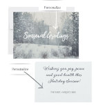 Tarjeta Festiva Nevada en el bosque invernal<br><div class="desc">Envíe a sus entusiastas Navidades y saludos de Año Nuevo con nuestra tarjeta postal. Esta hermosa postal, que enmarca un impresionante paisaje de bosques nevados en tonos blancos y azul pastel, recuerda a una tranquila zona de invierno. Infundir el espíritu de la temporada con un mensaje de texto personalizado para...</div>