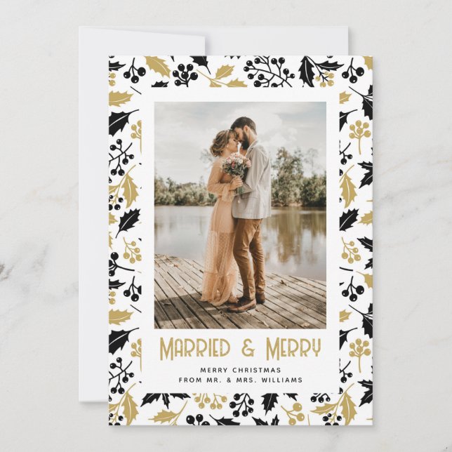 Tarjeta Festiva Newlywed Black Gold Holly Berries Photo Christmas (Anverso)