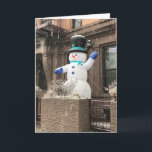 Tarjeta Festiva Nieve del Upper West Side del Snowman New York Cit<br><div class="desc">El diseño presenta una fotografía original en color de un muñeco de nieve inflable ondeando en la nieve. Fotografía en el Upper West Side de Manhattan. Esta fotografía también está disponible en otros productos. En esta tienda también hay muchas otras fotografías de la ciudad de Nueva York y de la...</div>