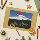 Tarjeta Festiva Nieve tapada Monte Rainier con Santa Hat<br><div class="desc">Tarjeta de saludo de vacaciones de Navidades de estilo noroeste del Pacífico que presenta una imagen fotográfica y pintoresca del monte Rainier cubierto de nieve con un sombrero rojo de Santa. Seleccione el estilo de acabado de la tarjeta de saludo.</div>