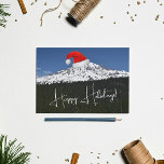 Tarjeta Festiva Nieve tapada Monte Rainier con Santa Hat<br><div class="desc">Tarjeta de saludo de vacaciones de Navidades de estilo noroeste del Pacífico que presenta una imagen fotográfica y pintoresca del monte Rainier cubierto de nieve con un sombrero rojo de Santa. Seleccione el estilo de acabado de la tarjeta de saludo.</div>