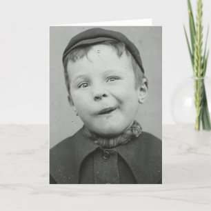 Tarjeta Festiva Niño pequeño haciendo una cara graciosa, vieja fot