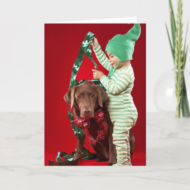 Tarjeta Festiva Niño pequeño que adorna un perro (Anverso)