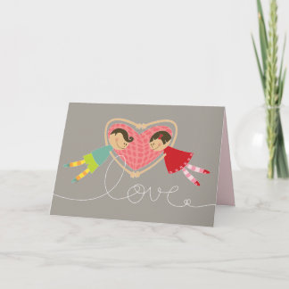 Tarjeta Festiva Niño personalizado y Chica sosteniendo las manos c