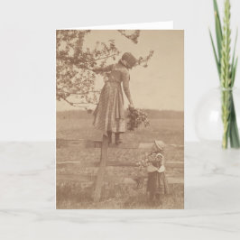 Tarjeta Festiva Niños victorianos reuniendo flores de foto antigua