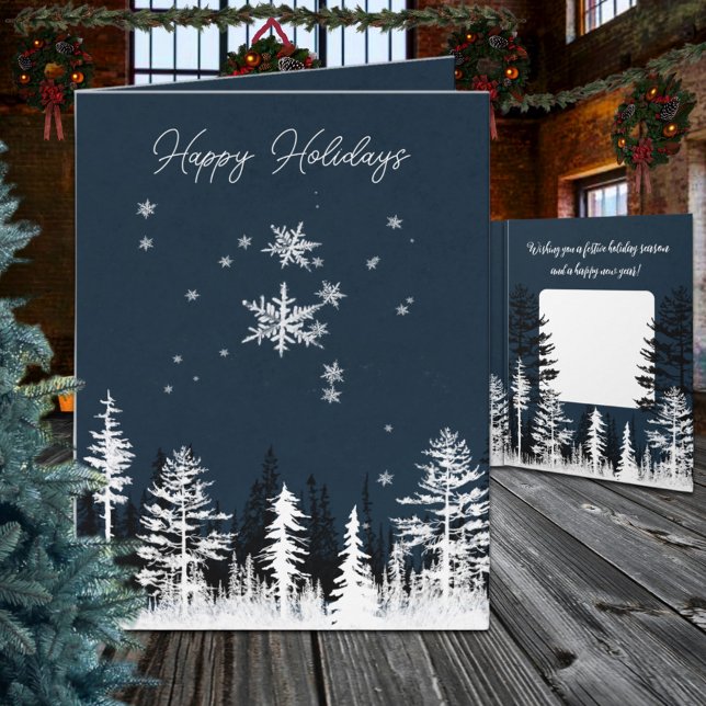 Tarjeta Festiva Noche del bosque blanco de invierno Felices fiesta (Winter White Forest Night Happy Holidays Modern Wraparound Graphics Winter Holiday Christmas Card)